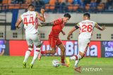 Pesepakbola Borneo FC Stefano Lilipaly (tengah) berusaha melewati pesepakbola Persis Solo Rian Miziar (kanan) dan Ricardo Lima (kiri) saat menjalani pertandingan laga kedua Grup A Piala Presiden di Stadion Si Jalak Harupat, Kabupaten Bandung, Jawa Barat, Jumat (19/7/2024). Borneo FC menang atas Persis Solo dengan skor 2-0. ANTARA FOTO/Raisan Al Farisi/agr