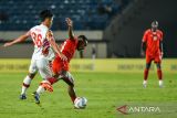 Pesepakbola Borneo FC Terens Puhiri (kanan) berebut bola dengan pesepakbola Persis Solo Althaf Alrizky (kiri) saat menjalani pertandingan laga kedua Grup A Piala Presiden di Stadion Si Jalak Harupat, Kabupaten Bandung, Jawa Barat, Jumat (19/7/2024). Borneo FC menang atas Persis Solo dengan skor 2-0. ANTARA FOTO/Raisan Al Farisi/agr