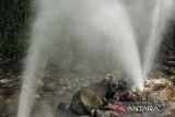 Pengunjung berendam di kawasan Wisata Geyser Cisolok, Kabupaten Sukabumi, Jawa Barat, Sabtu (20/7/2024). Wisata pemandian air panas yang berada di kawasan Unesco Global Geopark Ciletuh Palabuhanratu tersebut menjadi salah satu destinasi wisata andalan di Sukabumi dengan retribusi Rp7.000 per orang. ANTARA FOTO/Henry Purba/agr
