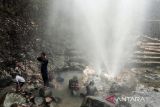 Pengunjung berendam di kawasan Wisata Geyser Cisolok, Kabupaten Sukabumi, Jawa Barat, Sabtu (20/7/2024). Wisata pemandian air panas yang berada di kawasan Unesco Global Geopark Ciletuh Palabuhanratu tersebut menjadi salah satu destinasi wisata andalan di Sukabumi dengan retribusi Rp7.000 per orang. ANTARA FOTO/Henry Purba/agr
