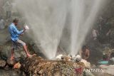 Pengunjung berendam di kawasan Wisata Geyser Cisolok, Kabupaten Sukabumi, Jawa Barat, Sabtu (20/7/2024). Wisata pemandian air panas yang berada di kawasan Unesco Global Geopark Ciletuh Palabuhanratu tersebut menjadi salah satu destinasi wisata andalan di Sukabumi dengan retribusi Rp7.000 per orang. ANTARA FOTO/Henry Purba/agr
