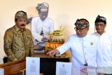 Menko Polhukam Hadi Tjahjanto (kiri) didampingi Ketua Yayasan Puri Kauhan Ubud AAGN Ari Dwipayana (tengah) dan Staf Khusus Presiden Sukardi Rinakit (kanan) meninjau pameran pada Festival Sastra Saraswati Sewana 2024 di Ubud, Gianyar, Bali, Sabtu (20/7/2024). Festival bertajuk bertajuk Niti Raja Sasana, Tongkat Sastra Kepemimpinan Negeri itu diselenggarakan Yayasan Puri Kauhan Ubud untuk memperkenalkan kembali dan menggali nilai-nilai serta ajaran kepemimpinan Bali yang tercatat dalam berbagai manuskrip dan sumber-sumber lisan warisan para leluhur sekaligus meneruskannya kepada generasi muda. ANTARA FOTO/Fikri Yusuf/wsj.