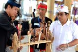 Pengunjung mengamati keris yang dipamerkan pada Festival Sastra Saraswati Sewana 2024 di Ubud, Gianyar, Bali, Sabtu (20/7/2024). Festival bertajuk bertajuk Niti Raja Sasana, Tongkat Sastra Kepemimpinan Negeri itu diselenggarakan Yayasan Puri Kauhan Ubud untuk memperkenalkan kembali dan menggali nilai-nilai serta ajaran kepemimpinan Bali yang tercatat dalam berbagai manuskrip dan sumber-sumber lisan warisan para leluhur sekaligus meneruskannya kepada generasi muda. ANTARA FOTO/Fikri Yusuf/wsj.