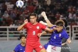 Pesepak bola Timnas Indonesia Jens Raven (kiri) berebut bola di udara dengan pesepak bola Timnas Kamboja Em Chhumsideth (4) dalam pertandingan penyisihan Grup A Piala ASEAN U-19 Boys Championship atau AFF U-19 di Stadion Gelora Bung Tomo, Surabaya, Jawa Timur, Sabtu (20/7/2024). Indonesia mengalahkan Kamboja dengan skor 2-0. ANTARA Jatim/Rizal Hanafi/um.