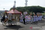 Sejumlah pelajar dari beberapa sekolah membawa poster saat mengikuti pawai akbar peringatan tahun baru Islam 1446 H di Banda Aceh, Aceh, Minggu (21/7/2024). Pawai Akbar yang merupakan rangkaian peringatan   1 Muharram 1446 H melibatkan sekitar 3.600 pelajar PAUD, SD, SMP/MTsN hingga SMA/MAN dan sekolah sederajat lainnya dengan membawa poster dan spanduk  itu bertujuan untuk mempererat ukhuwah islamiyah  dan juga mengajak umat Islam meningkatkan keimanan dan ketakwaan untuk mewujudkan  Aceh lebih baik di masa mendatang. ANTARA FOTO/Ampelsa.