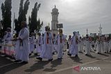 Sejumlah pelajar dari beberapa sekolah membawa poster saat mengikuti pawai akbar peringatan tahun baru Islam 1446 H di Banda Aceh, Aceh, Minggu (21/7/2024). Pawai Akbar yang merupakan rangkaian peringatan   1 Muharram 1446 H melibatkan sekitar 3.600 pelajar PAUD, SD, SMP/MTsN hingga SMA/MAN dan sekolah sederajat lainnya dengan membawa poster dan spanduk  itu bertujuan untuk mempererat ukhuwah islamiyah  dan juga mengajak umat Islam meningkatkan keimanan dan ketakwaan untuk mewujudkan  Aceh lebih baik di masa mendatang. ANTARA FOTO/Ampelsa.