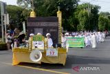 Sejumlah pelajar dari beberapa sekolah membawa poster saat mengikuti pawai akbar peringatan tahun baru Islam 1446 H di Banda Aceh, Aceh, Minggu (21/7/2024). Pawai Akbar yang merupakan rangkaian peringatan   1 Muharram 1446 H melibatkan sekitar 3.600 pelajar PAUD, SD, SMP/MTsN hingga SMA/MAN dan sekolah sederajat lainnya dengan membawa poster dan spanduk  itu bertujuan untuk mempererat ukhuwah islamiyah  dan juga mengajak umat Islam meningkatkan keimanan dan ketakwaan untuk mewujudkan  Aceh lebih baik di masa mendatang. ANTARA FOTO/Ampelsa.