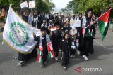 Sejumlah pelajar dari beberapa sekolah membawa poster saat mengikuti pawai akbar peringatan tahun baru Islam 1446 H di Banda Aceh, Aceh, Minggu (21/7/2024). Pawai Akbar yang merupakan rangkaian peringatan   1 Muharram 1446 H melibatkan sekitar 3.600 pelajar PAUD, SD, SMP/MTsN hingga SMA/MAN dan sekolah sederajat lainnya dengan membawa poster dan spanduk  itu bertujuan untuk mempererat ukhuwah islamiyah  dan juga mengajak umat Islam meningkatkan keimanan dan ketakwaan untuk mewujudkan  Aceh lebih baik di masa mendatang. ANTARA FOTO/Ampelsa.