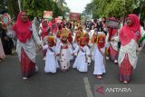 Sejumlah pelajar dari beberapa sekolah membawa poster saat mengikuti pawai akbar peringatan tahun baru Islam 1446 H di Banda Aceh, Aceh, Minggu (21/7/2024). Pawai Akbar yang merupakan rangkaian peringatan   1 Muharram 1446 H melibatkan sekitar 3.600 pelajar PAUD, SD, SMP/MTsN hingga SMA/MAN dan sekolah sederajat lainnya dengan membawa poster dan spanduk  itu bertujuan untuk mempererat ukhuwah islamiyah  dan juga mengajak umat Islam meningkatkan keimanan dan ketakwaan untuk mewujudkan  Aceh lebih baik di masa mendatang. ANTARA FOTO/Ampelsa.