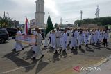 Sejumlah pelajar dari beberapa sekolah membawa poster saat mengikuti pawai akbar peringatan tahun baru Islam 1446 H di Banda Aceh, Aceh, Minggu (21/7/2024). Pawai Akbar yang merupakan rangkaian peringatan   1 Muharram 1446 H melibatkan sekitar 3.600 pelajar PAUD, SD, SMP/MTsN hingga SMA/MAN dan sekolah sederajat lainnya dengan membawa poster dan spanduk  itu bertujuan untuk mempererat ukhuwah islamiyah  dan juga mengajak umat Islam meningkatkan keimanan dan ketakwaan untuk mewujudkan  Aceh lebih baik di masa mendatang. ANTARA FOTO/Ampelsa.