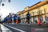 Pelari melintasi Jalan Asia Afrika saat mengikuti Pocari Sweat Run 2024 di Bandung, Jawa Barat, Minggu (21/7/2024). Pocari Sweat Run 2024 diikuti 15.800 pelari di Kota Bandung sementara 26.000 peserta lainnya mengikuti secara daring dari berbagai kota di Indonesia dengan berbagai kategori seperti 5K, 10 K, Half Marathon dan Marathon. ANTARA FOTO/Raisan Al Farisi/agr