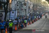 Pelari melintasi Jalan Asia Afrika saat mengikuti Pocari Sweat Run 2024 di Bandung, Jawa Barat, Minggu (21/7/2024). Pocari Sweat Run 2024 diikuti 15.800 pelari di Kota Bandung sementara 26.000 peserta lainnya mengikuti secara daring dari berbagai kota di Indonesia dengan berbagai kategori seperti 5K, 10 K, Half Marathon dan Marathon. ANTARA FOTO/Raisan Al Farisi/agr