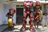 Perajin Ropiana Muntaha memakai cosplay atau kostum robot di rumah Produksi Cosmake Heroic, Desa Maparah, Kecamatan Panjalu, Kabupaten Ciamis, Jawa Barat, Minggu (21/7/2024). Ropiana Muntaha memproduksi kostum robot karakter hulkbuster bumblebee, transformer dan optimus dijual mulai Rp6,5 juta hingga Rp8 juta yang diminati untuk dijadikan pajangan toko dan pernah diekspor ke Malaysia, Qatar, dan Kuwait. ANTARA FOTO/Adeng Bustomi/agr