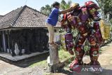 Perajin Ropiana Muntaha memakai cosplay atau kostum robot di rumah Produksi Cosmake Heroic, Desa Maparah, Kecamatan Panjalu, Kabupaten Ciamis, Jawa Barat, Minggu (21/7/2024). Ropiana Muntaha memproduksi kostum robot karakter hulkbuster bumblebee, transformer dan optimus dijual mulai Rp6,5 juta hingga Rp8 juta yang diminati untuk dijadikan pajangan toko dan pernah diekspor ke Malaysia, Qatar, dan Kuwait. ANTARA FOTO/Adeng Bustomi/agr