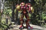 Perajin Ropiana Muntaha memakai cosplay atau kostum robot di rumah Produksi Cosmake Heroic, Desa Maparah, Kecamatan Panjalu, Kabupaten Ciamis, Jawa Barat, Minggu (21/7/2024). Ropiana Muntaha memproduksi kostum robot karakter hulkbuster bumblebee, transformer dan optimus dijual mulai Rp6,5 juta hingga Rp8 juta yang diminati untuk dijadikan pajangan toko dan pernah diekspor ke Malaysia, Qatar, dan Kuwait. ANTARA FOTO/Adeng Bustomi/agr