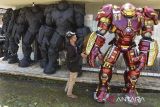 Perajin Ropiana Muntaha merakit cosplay atau kostum robot di rumah Produksi Cosmake Heroic, Desa Maparah, Kecamatan Panjalu, Kabupaten Ciamis, Jawa Barat, Minggu (21/7/2024). Ropiana Muntaha memproduksi kostum robot karakter hulkbuster bumblebee, transformer dan optimus dijual mulai Rp6,5 juta hingga Rp8 juta yang diminati untuk dijadikan pajangan toko dan pernah diekspor ke Malaysia, Qatar, dan Kuwait. ANTARA FOTO/Adeng Bustomi/agr