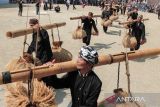 Masyarakat adat membawa rengkong (padi) saat Tradisi Seren Taun di Kasepuhan Sinar Resmi, Kabupaten Sukabumi, Jawa Barat, Minggu (21/7/2024). Tradisi Seren Taun yang digelar setahun sekali tersebut dilakukan sebagai bentuk ungkapan syukur masyarakat adat kepada Tuhan Yang Maha Esa atas hasil pertanian yang melimpah. ANTARA FOTO/Henry Purba/agr
