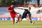 Pesepak bola Timnas Australia Jake Najdovski (kanan) berebut bola dengan pesepak bola Timnas Vietnam Nguyen Bao Long (kiri) pada pertandingan babak penyisihan Grup B Piala ASEAN U-19 Boys Championship atau AFF U-19 di Stadion Gelora Gelora 10 November, Surabaya, Jawa Timur, Minggu (21/7/2024). Australia mengalahkan Vietnam dengan skor 6-2. ANTARA Jatim/Moch Asim/um.