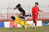 Pesepak bola Timnas Australia Arion Sulemani (tengah) berbenturan dengan penjaga gawang Timnas Vietnam Cao Van Binh (kiri) pada pertandingan babak penyisihan Grup B Piala ASEAN U-19 Boys Championship atau AFF U-19 di Stadion Gelora Gelora 10 November, Surabaya, Jawa Timur, Minggu (21/7/2024). Australia mengalahkan Vietnam dengan skor 6-2. ANTARA Jatim/Moch Asim/um.