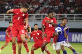 Pesepak bola Timnas Indonesia Muhammad Iqbal Gwijangge (kedua kanan) berebut bola dengan pesepak bola tTmnas Kamboja Phoeuk Thatthai (kanan) pada pertandingan babak penyisihan Grup A Piala ASEAN U-19 Boys Championship atau AFF U-19 di Stadion Gelora Bung Tomo, Surabaya, Jawa Timur, Sabtu (20/7/2024). Indonesia mengalahkan Kamboja dengan skor 2-0. ANTARA Jatim/Moch Asim/um.