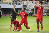 Pesepak bola Tmnas Indonesia Muhammad Iqbal Gwijangge (tengah) berselebrasi bersama rekannya Kadek Arel Priyatna (kanan) dan M Mufdi Iskandar (kiri) usai mencetak gol ke gawang Timnas Kamboja pada pertandingan babak penyisihan Grup A Piala ASEAN U-19 Boys Championship atau AFF U-19 di Stadion Gelora Bung Tomo, Surabaya, Jawa Timur, Sabtu (20/7/2024). Indonesia mengalahkan Kamboja dengan skor 2-0. ANTARA Jatim/Moch Asim/um