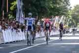 Pebalap Australia dari Kinan Racing Team Cavanagh Ryan (kiri) melakukan selebrasi usai finis tercepat pada Kejuaraan International Tour De Banyuwangi Ijen (ITDBI) 2024 di Banyuwangi, Jawa Timur, Senin (22/7/2024). Pada etape pertama ITDBI 2024 yang di mulai dari SMKN 2 Mabadiul Ikhsan Tegal sari dan finish di depan Kantor Bupati Banyuwangi sejauh 130,4 kilometer itu di menangkan oleh Pebalap Australia dari Kinan Racing Team Cavanagh Ryan dengan waktu 2 jam 45 menit disusul pebalap ST George Continental Cycling Team Clark Boris dan Pebalab Nusantara Arifin Muh Imam. Antara Jatim/Budi Candra Setya/um