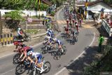 Sejumlah pebalap sepeda beradu cepat pada Kejuaraan International Tour De Banyuwangi Ijen (ITDBI) 2024 di Banyuwangi, Jawa Timur, Senin (22/7/2024). Pada etape pertama ITDBI 2024 yang di mulai dari SMKN 2 Mabadiul Ikhsan Tegal sari dan finish di depan Kantor Bupati Banyuwangi sejauh 130,4 kilometer itu di menangkan oleh Pebalap Australia dari Kinan Racing Team Cavanagh Ryan dengan waktu 2 jam 45 menit disusul pebalap ST George Continental Cycling Team Clark Boris dan Pebalab Nusantara Arifin Muh Imam. Antara Jatim/Budi Candra Setya/um