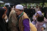 Dua jamaah haji dari kelompok terbang (kloter) BTJ-12 atau terakhir Debarkasi Aceh menjumpai keluarganya saat tiba di Asrama Haji Banda Aceh, Aceh, Senin (22/7/2024). Sebanyak 4.693 jamaah haji berserta petugas yang tergabung dalam 12 kloter Debarkasi Aceh telah kembali ke Tanah Air usai menunaikan ibadah haji 1445 H, serta jamaah Aceh berkurang 17 orang dari total 4.710 orang diberangkatkan di antaranya 15 orang meninggal dunia dan dua orang masih menjalani perawatan medis di Arab Saudi. ANTARA FOTO/Khalis Surry