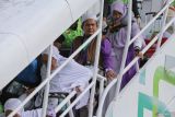 Jamaah haji kelompok terbang (kloter) BTJ-12 atau terakhir Debarkasi Aceh turun dari pesawat saat tiba di Bandara Internasional Iskandar Muda (SIM) Aceh Besar, Aceh, Senin (22/7/2024). Sebanyak 4.693 jamaah haji berserta petugas yang tergabung dalam 12 kloter Debarkasi Aceh telah kembali ke Tanah Air usai menunaikan ibadah haji 1445 H, serta jamaah Aceh berkurang 17 orang dari total 4.710 orang diberangkatkan di antaranya 15 orang meninggal dunia dan dua orang masih menjalani perawatan medis di Arab Saudi. ANTARA FOTO/Khalis Surry