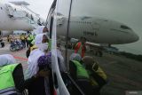 Petugas membantu seorang haji kloter BTJ-12 atau terakhir debarkasi Aceh menaiki ambulan saat tiba di Bandara Internasional Iskandar Muda (SIM) Aceh Besar, Aceh, Senin (22/7/2024). Sebanyak 4.693 haji berserta petugas yang tergabung dalam 12 kloter debarkasi Aceh telah kembali ke Tanah Air usai menunaikan ibadah haji 1445 H, sementara jamaah Aceh berkurang 17 orang dari total 4.710 orang yang diberangkatkan karena 15 orang di antaranya meninggal dunia dan dua orang masih menjalani perawatan medis di Arab Saudi. ANTARA FOTO/Khalis Surry