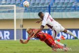 Pesepakbola Persis Solo Karim Rossi (kiri) berebut bola dengan PSM Makassar Yuran Fernandes (kanan) pada pertandingan laga pertama Grup A Piala Presiden di Stadion Si Jalak Harupat, Kabupaten Bandung, Jawa Barat, Senin (22/7/2024). Pertandingan tersebut berakhir imbang dengan skor 2-2. ANTARA FOTO/Raisan Al Farisi/agr
