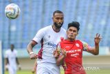 Pesepakbola Persis Solo Ramadhan Sananta (kanan) berebut bola dengan Pesepakbola PSM Makassar Yuran Fernandes (kiri) saat menjalani pertandingan laga pertama Grup A Piala Presiden di Stadion Si Jalak Harupat, Kabupaten Bandung, Jawa Barat, Senin (22/7/2024). Pertandingan tersebut berakhir imbang dengan skor 2-2. ANTARA FOTO/Raisan Al Farisi/agr
