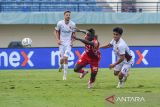 Pesepakbola Persis Solo Moussa Sibide (tengah) berebut bola dengan Pesepakbola PSM Makassar M. Rizky (kanan) saat menjalani pertandingan laga pertama Grup A Piala Presiden di Stadion Si Jalak Harupat, Kabupaten Bandung, Jawa Barat, Senin (22/7/2024). Pertandingan tersebut berakhir imbang dengan skor 2-2. ANTARA FOTO/Raisan Al Farisi/agr
