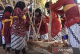 Warga memainkan kesenian Buhun Tutunggulan dan Ngangkring saat Hajat Bumi Cariu di Desa Sukadana, Ciamis, Jawa Barat, Senin (22/7/2024). Tradisi hajat bumi yang digelar pada bulan Muharam, tepatnya pada Senin atau Kamis Kliwon itu dilakukan dengan membagikan hasil pertanian kepada masyarakat sebagai bentuk rasa syukur kepada Tuhan atas melimpahnya hasil panen pertanian di daerah tersebut. ANTARA FOTO/Adeng Bustomi/agr