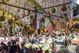 Sejumlah gantungan makanan (rambangan) tradisional pada Hajat Bumi Cariu di Desa Sukadana, Kabupaten Ciamis, Jawa Barat, Senin (22/7/2024). Tradisi hajat bumi yang digelar pada bulan Muharam, tepatnya pada Senin atau Kamis Kliwon itu dilakukan dengan membagikan hasil pertanian kepada masyarakat sebagai bentuk rasa syukur kepada Tuhan atas melimpahnya hasil panen pertanian di daerah tersebut. ANTARA FOTO/Adeng Bustomi/agr