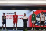 Ketua Umum PBVSI Komjen Pol (Purn) Imam Sudjarwo (tengah) menyampaikan sambutan di sela-sela penandatanganan kerja sama dan peluncuran jersey Timnas Bola Voli Indonesia  di Surabaya, Jawa Timur, Senin (22/7/2024). Speed Jersey meluncurkan jersey tim nasional bola voli Indonesia putra dan putri baik di jenjang senior maupun junior untuk periode tahun 2024-2026. ANTARA Jatim/Moch Asim/um.