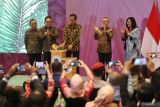 Presiden Joko Widodo (tengah) membelah kelapa didampingi Menteri Perdagangan Zulkifli Hasan (kedua kanan), Mensesneg Pratikno (kiri), Pj Gubernur Jawa Timur Adhy Karyono (kedua kiri) dan Direktur Eksekutif International Coconut Community (ICC) Jelfina Alouw (kanan) saat membuka konferensi dan pameran kelapa internasional yang ke-51 di Surabaya, Jawa Timur, Senin (22/7/2024). Kegiatan yang diselenggarakan atas kerja sama Kemendag dan ICC tersebut berlangsung hingga 25 Juli guna menyoroti isu-isu global yang berdampak pada industri kelapa dunia  serta mendorong terwujudnya ekonomi hijau komoditi kelapa. ANTARA Jatim/Moch Asim/um.