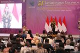 Presiden Joko Widodo menyampaikan sambutan di sela-sela pembukaan konferensi dan pameran kelapa internasional yang ke-51 di Surabaya, Jawa Timur, Senin (22/7/2024). Kegiatan yang diselenggarakan atas kerja sama Kemendag dan ICC tersebut berlangsung hingga 25 Juli guna menyoroti isu-isu global yang berdampak pada industri kelapa dunia  serta mendorong terwujudnya ekonomi hijau komoditi kelapa. ANTARA Jatim/Moch Asim/um.