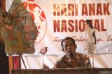 Kapolsek Plemahan AKP Bowo Wicaksono memainkan wayang edukasi di hadapan sejumlah pelajar Taman Kanak-kanak di Omah Among Roso, Desa Puhjarak, Kediri, Jawa Timur, Selasa (23/7/2024). Pentas wayang edukasi menceritakan sifat kebaikan melawan keburukan yang diawali dengan mewarnai bersama tersebut sebagai upaya mendekatkan polisi kepada anak-anak sekaligus memperingati Hari Anak Nasional. Antara Jatim/Prasetia Fauzani/um