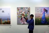 Seorang pelajar memotret karya lukisan yang dipajang dalam pameran seni rupa nasional bertajuk Tarian Langit di  Srengenge Art Space, Sisir, Batu, Jawa Timur, Selasa (23/7/2024). Pameran yang berlangsung sepuluh hari tersebut menampilkan berbagai karya seni rupa seperti lukisan, instalasi maupun keramik dari seniman nasional dari Malang, Batu, Yogyakarta, Jakarta dan Bali. Antara Jatim/Ari Bowo Sucipto/um