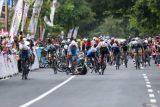 Sejumlah pebalap mengalami kecelakaan pada Kejuaraan International Tour De Banyuwangi Ijen (ITDBI) 2024 di Banyuwangi, Jawa Timur, Selasa (23/7/2024). Pada etape kedua ITDBI 2024 start dari Taman Nasional Alas Purwo dan finish di depan Kantor Bupati Banyuwangi sejauh 147,8 kilometer itu Pebalap Ferei Quick-Pada Podium Mongolia Team Laaz Martin menjadi yang tercepat dengan waktu 3 jam 20.46 menit disusul pebalap Malaysia Pro Cycling Abdul Halil Muhammad Izzat Hilmi dan Pebalab Kelapa Gading Bikers Kusuma Terry Yudha. Antara Jatim/Budi Candra Setya/um