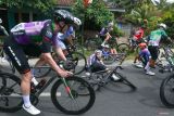 Sejumlah pebalap mengalami kecelakaan pada etape kedua Kejuaraan International Tour De Banyuwangi Ijen (ITDBI) 2024 di Banyuwangi, Jawa Timur, Selasa (23/7/2024). Pada etape kedua ITDBI 2024 start dari Taman Nasional Alas Purwo dan finish di depan Kantor Bupati Banyuwangi sejauh 147,8 kilometer itu Pebalap Ferei Quick-Pada Podium Mongolia Team Laaz Martin menjadi yang tercepat dengan waktu 3 jam 20.46 menit disusul pebalap Malaysia Pro Cycling Abdul Halil Muhammad Izzat Hilmi dan Pebalab Kelapa Gading Bikers Kusuma Terry Yudha. Antara Jatim/Budi Candra Setya/um