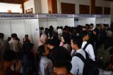 Sejumlah pencari kerja mencari informasi lowongan pekerjaan dalam Pameran Bursa Kerja di Kabupaten Madiun, Jawa Timur, Selasa (23/7/2024). Pemkab Madiun menggelar bursa kerja yangd diikuti 31 perusahaan dengan 3.000 lowongan pekerjaan guna mengurangi angka pengangguran. Antara Jatim/Siswowidodo/um 