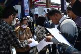 Sejumlah pencari kerja mencari informasi lowongan pekerjaan dalam Pameran Bursa Kerja di Kabupaten Madiun, Jawa Timur, Selasa (23/7/2024). Pemkab Madiun menggelar bursa kerja yangd diikuti 31 perusahaan dengan 3.000 lowongan pekerjaan guna mengurangi angka pengangguran. Antara Jatim/Siswowidodo/um 