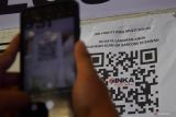 Pencari kerja memindai QR Code saat mencari informasi lowongan pekerjaan dalam Pameran Bursa Kerja di Kabupaten Madiun, Jawa Timur, Selasa (23/7/2024). Pemkab Madiun menggelar bursa kerja yangd diikuti 31 perusahaan dengan 3.000 lowongan pekerjaan guna mengurangi angka pengangguran. Antara Jatim/Siswowidodo/um 