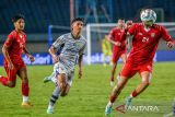 Pesepakbola Persib Bandung Ryan Kurnia (tengah) berusaha melewati pesepakbola Borneo FC Diego Michiels (kanan) saat menjalani pertandingan laga kedua Grup A Piala Presiden di Stadion Si Jalak Harupat, Kabupaten Bandung, Jawa Barat, Senin (22/7/2024). Pertandingan tersebut dimenangkan oleh Borneo FC dengan skor 0-1. ANTARA FOTO/Raisan Al Farisi/agr
