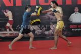 Atlet Wushu Sanda Bengkulu Deni Daffa Arrafi (kanan) berlatih teknik pukulan dan tendangan di Sport Center Kota Bengkulu, Bengkulu, Jumat (19/7/2024). Komite Olahraga Nasional Indonesia (KONI) Bengkulu menurunkan satu atlet pada cabang olahraga (Cabor) Wushu Sanda dengan target satu medali emas, sedangkan Cabor Sambo akan menurunkan dua atletnya dengan target medali emas dan perak di PON XXI Aceh-Sumut pada September 2024. ANTARA FOTO/Muhammad Izfaldi/YU