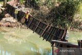 Warga melintasi jembatan rusak di Neglasari, Lengkong, Kabupaten Sukabumi, Jawa Barat, Selasa (23/7/2024). Intensitas hujan yang tinggi dan meningkatnya debit air sungai Cikaso mengakibatkan jembatan penghubung antarkecamatan Lengkong dan Jampang Tengah terputus sejak sebulan terakhir sehingga menyebabkan akses warga terganggu. ANTARA FOTO/Henry Purba/agr
