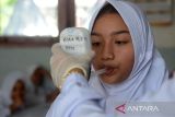 Petugas Kesehatan Masyarakat (Puskesmas) menggunakan alat Smokerlyzer Co Detektor untuk mengukur kadar gas monoksida dalam napas kepada murid saat pemeriksaan kesehatan di Sekolah Dasar Negeri No.20 Banda Aceh, Aceh, Selasa (23/7/2024). Pemeriksaan kesehatan murid baru dan termasuk juga murid kelas VI yang bertepatan pada Hari Anak Nasional (HAN)  di sekolah tersebut,  merupakan agenda rutin setaiap tahun ajaran baru yang bertujuan  melindungi anak dari berbagai penyakit , sekolah sehat dan anak cerdas. ANTARA FOTO/Ampelsa.