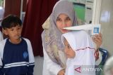 Petugas Kesehatan Masyarakat (Puskesmas) menimbang berat dan mengukur tinggi murid baru saat pemeriksaan kesehatan  di Sekolah Dasar Negeri No.20 Banda Aceh, Aceh, Selasa (23/7/2024). Pemeriksaan kesehatan murid baru dan termasuk juga murid kelas VI yang bertepatan pada Hari Anak Nasional (HAN)  di sekolah tersebut,  merupakan agenda rutin setaiap tahun ajaran baru yang bertujuan  melindungi anak dari berbagai penyakit , sekolah sehat dan anak cerdas. ANTARA FOTO/Ampelsa.